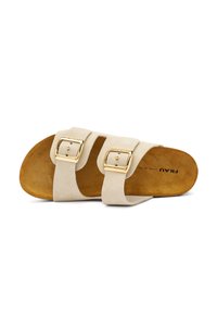 Sandali in suede beige con due cinghie regolabili, fibbie dorate e una suola interna morbida marrone. Suola piatta, design open toe, stile minimalista.