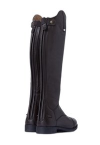 Botas ecuestres marrones con un diseño alto, material de cuero suave, cremalleras dobles en la parte posterior y una suela baja y plana.