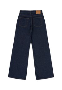 Jeans de mezclilla de tiro alto, de pierna ancha y azul oscuro, con dos bolsillos en la parte trasera y una etiqueta de marca de cuero en la cinturilla.