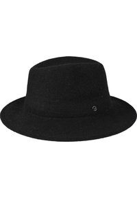 Fekete gyapjúkalap széles karimával, lapos tetejével és ezüst színű logóval az oldalán. Simaság, minimalista dizájn.