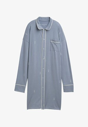 Koszula w paski z niebieskiego materiału z białymi akcentami, wyposażona w kieszeń na piersi i długie rękawy. Projekt zawiera pionowe linie oraz mały tekst.