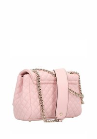 Borsa a tracolla in pelle rosa trapuntata con catena, forma rettangolare, texture liscia e chiusura a patta per un accesso sicuro.