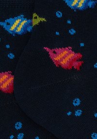 Marineblaue Socken mit einem Muster aus bunten Fischen in Blau, Pink, Orange und Gelb, akzentuiert mit kleinen blauen Punkten in einer gestrickten Textur.