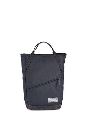Borsa tote nera Fjällräven con manici superiori, tasca frontale diagonale con cerniera e toppa con logo nell'angolo in basso a destra.