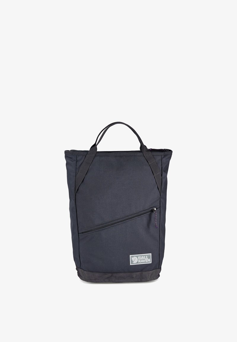 Μαύρη τσάντα Tote Fjällräven με επάνω χερούλια, διαγώνια εμπρόσθια τσέπη με φερμουάρ και λογότυπο στο κάτω δεξιό μέρος.