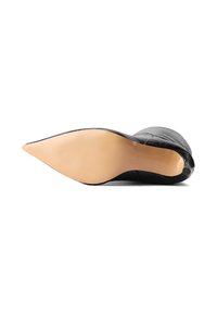 Scarpa nera in pelle con tacco alto e punta affusolata. Finitura liscia e lucida con suola beige leggermente texturizzata. Dettagli a motivo goffrato discreti.