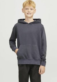 Felpa grigia scura realizzata in tessuto misto cotone, con tasca a marsupio, cappuccio con coulisse e polsini a coste. Design semplice, senza motivi.