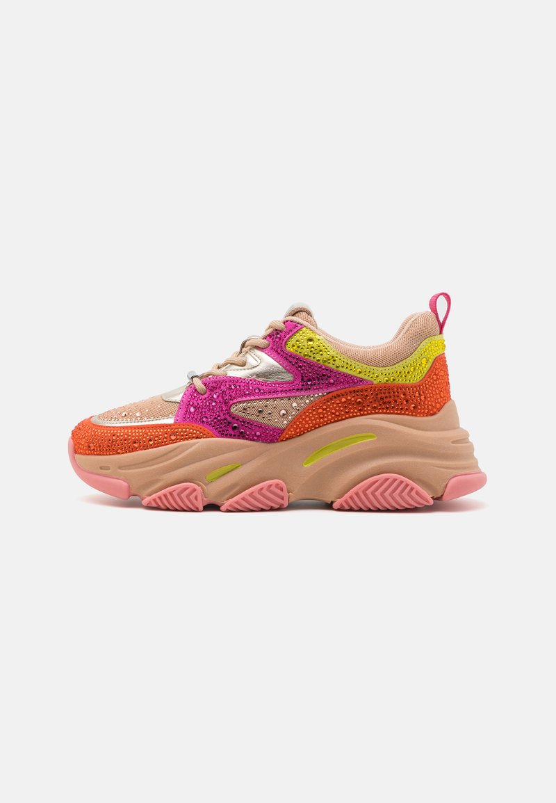 Baskets multicolores avec un mesh rose, orange, jaune et beige, des superpositions texturées, des accents réfléchissants, et une semelle épaisse avec une semelle extérieure rose.