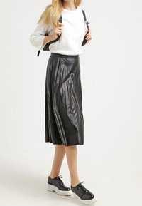 Banana Republic Plisovaná sukně - black