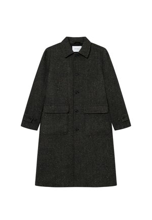 Σκούρο πράσινο παλτό σε ραβδωτό σχέδιο από υφή υφάσματος, με καμπούρα γιακά, εμπροσθίους ή κατακόρυφους κουμπιά και δύο μεγάλα πλαϊνά τσέπες.