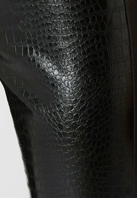 Armani Exchange Kalhoty - black