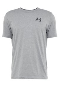 Camiseta de manga corta en gris claro con cuello redondo, con un pequeño logo negro de Under Armour y texto en el lado izquierdo del pecho.