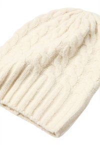 Gorro de punto cableado en color crema, hecho de lana suave. Cuenta con un puño acanalado y un intrincado patrón texturizado en toda su superficie para brindar calidez y comodidad.