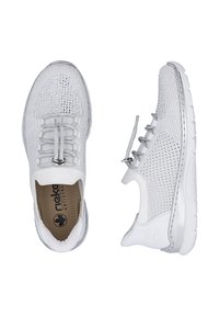 Chaussures de sport tricotées gris clair avec semelles blanches, lacets élastiques et semelles intérieures rembourrées, vues de dessus et de côté.