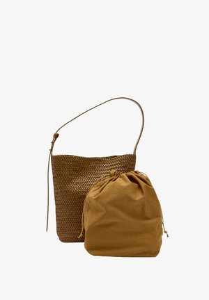 Brązowa pleciona skórzana torba na ramię z regulowanym paskiem obok dopasowanego brązowego materiałowego woreczka ze ściągaczem na białym tle.