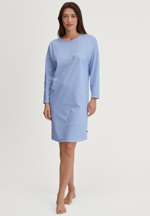Abito a righe blu chiaro con maniche lunghe, scollatura rotonda e vestibilità rilassata, realizzato in tessuto morbido, che arriva sopra le ginocchia.