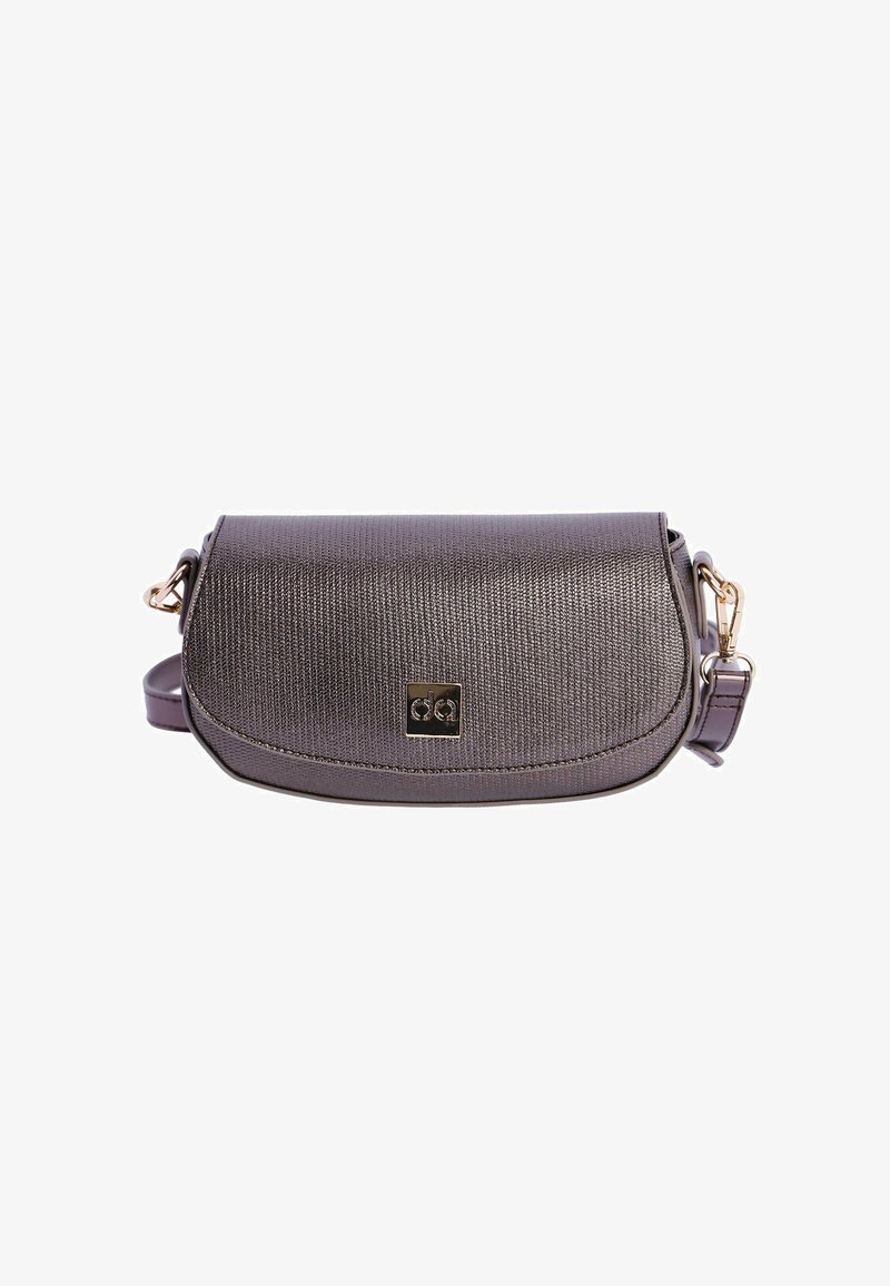 Bolso bandolera sintético púrpura con acabado texturizado, solapa doblada, logo en hardware dorado y correa ajustable.