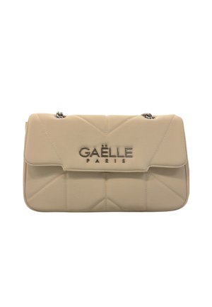 Borsa a spalla trapuntata beige con chiusura a pattina, tracolla in catena argentata e logo metallico "GAËLLE PARIS" al centro anteriore.