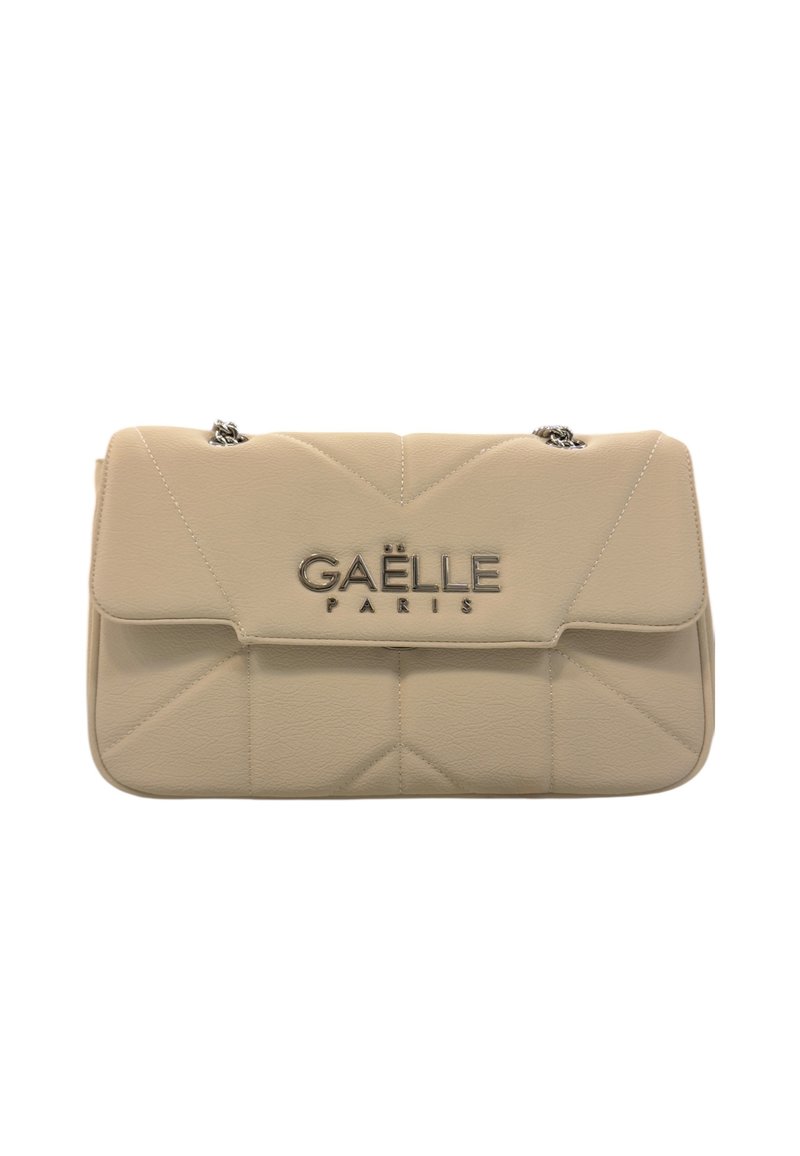 Borsa a spalla trapuntata beige con chiusura a pattina, tracolla in catena argentata e logo metallico "GAËLLE PARIS" al centro anteriore.