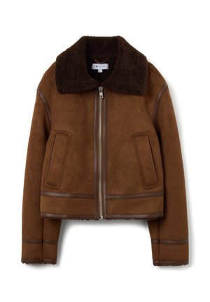 Chaqueta de ante sintético marrón con cuello de borreguito marrón, que cuenta con un cierre frontal, dos bolsillos laterales y detalles texturizados a lo largo de las mangas.