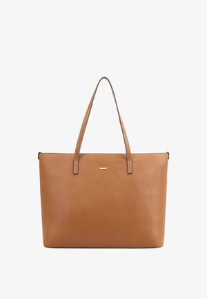 Sac fourre-tout en cuir tan avec deux longues poignées, texture lisse, design minimaliste et un petit logo métallique sur le devant.