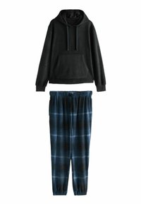 Čierna fleecová mikina s predným vreckom a šnúrkami, v kombinácii s modrými a čiernymi károvanými joggermi s elastickým pásom. Mäkka textúra po celom povrchu.