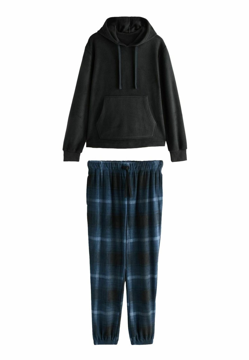 Čierna fleecová mikina s predným vreckom a šnúrkami, v kombinácii s modrými a čiernymi károvanými joggermi s elastickým pásom. Mäkka textúra po celom povrchu.