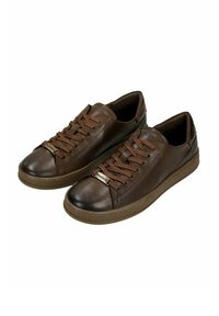 Sneaker in pelle marrone con punta tonda, suola in gomma rialzata, lacci in contrasto e un'accents in metallo con logo sul lato.