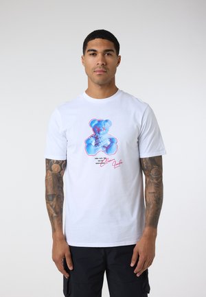 CLOSURE London TAPE TEDDY TEE - Apdrukāts T-krekls - white