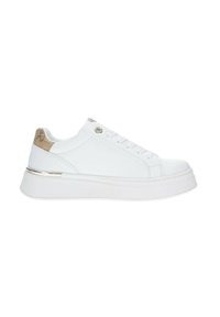 Baskets blanches avec un dessus en cuir lisse, présentant un accent marron texturé au talon et un détail métallique argenté sur la semelle.