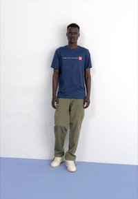 The North Face NEVER STOP EXPLORING TEE - Camiseta estampada - midnight petrol