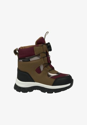 Brauner und dunkelroter wasserdichter Knöchelboot mit strukturiertem schwarzem Sohlenprofil, elastischen Schnürsenkeln und einem runden Spannrad. Mit hellbraunen Akzenten.