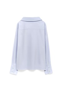 Jasnoniebieska koszula z długim rękawem, z wyraźnym kołnierzem, prostym krojem, zapięciem na guziki na mankietach oraz gładką fakturą. Widok z tyłu, minimalne szczegóły wzornicze.