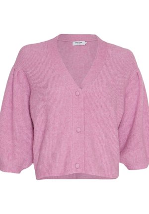 Różowy sweter na drutach z dekoltem w serek, trzema guzikami obciągniętymi tkaniną i bufkami o długości do łokcia.