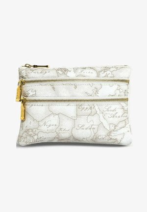 Borsetta in pelle bianca con stampa di una mappa, dotata di due zip dorate nella parte superiore e dettagli in metallo dorato. Superficie con texture.