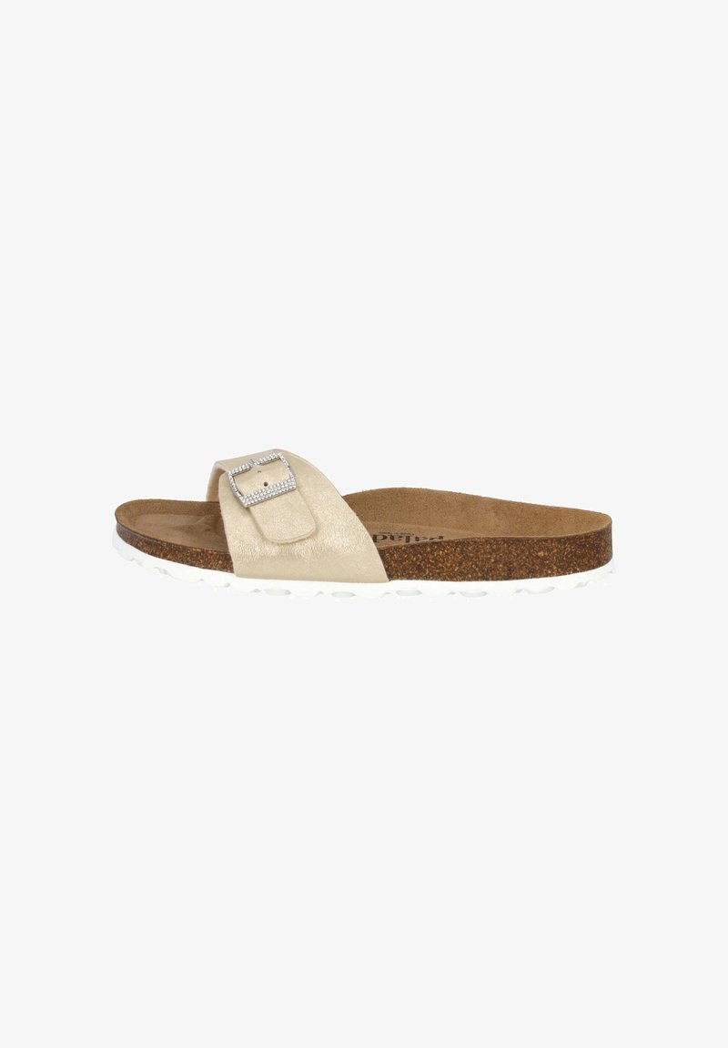 Beige sandal med halkskydd och en texturerad ovandel, en silverfärgad spänne som accent och en korkfotbädd; har en vit gummisula för bra grepp.