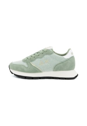Sneaker in camoscio verde e bianco e mesh con lacci, suola nera e logo beige sul lato, vista di profilo su sfondo bianco.