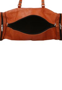 Lædertaske i orange med en glat tekstur; har dobbelte lynlåse og en rummelig åbning, der afslører et mørkt indre.