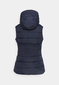 Granatowa puchowa kamizelka z kapturem, z poziomymi pikowanymi sekcjami i żebrowanym wzorem na plecach. Bez rękawów.