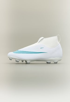 Бял футболен обувка тип висока с петно в тюркоазено на Nike и текстурирана повърхност, проектиран с формовани шипове за игра на твърда настилка.