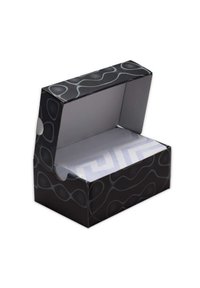 Czarne pudełko na buty z abstrakcyjnymi szarymi wzorami linii, częściowo otwarte, ukazujące biały papier ochronny z szarym geometrycznym wzorem w środku.