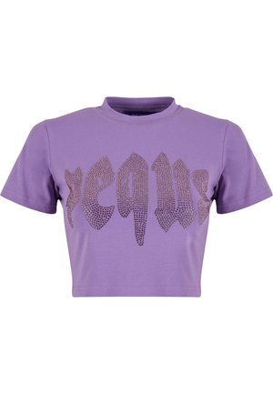 Lila kortärmad t-shirt i bomull med en stor, texturerad strassdesign i formen av ordet "VEGAN" på framsidan.