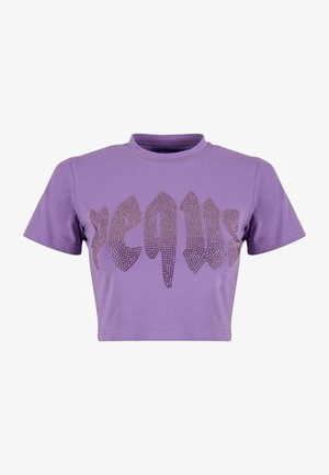 Camiseta corta de color lila hecha de algodón, que presenta un gran diseño texturizado de piedras brillantes en forma de la palabra "VEGAN" en la parte delantera.