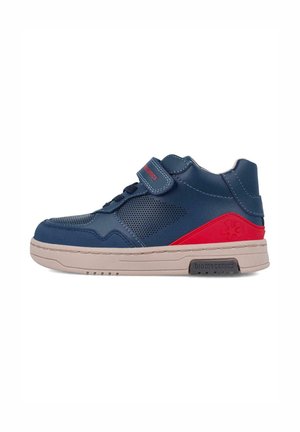Zapatillas infantiles en azul marino y rojo con una correa de velcro, paneles de malla y una suela de goma texturizada. Presenta un logotipo en el talón.