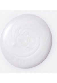 Witte, romige lotion in een gladde, ronde vorm met een lichte spiraalpatroon op het oppervlak, weergegeven tegen een effen achtergrond.