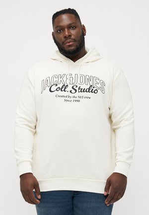 Cremefarbener Hoodie mit großen schwarzen Buchstaben "JACK & JONES Coll. Studio" auf der Vorderseite, ausgestattet mit einer Kapuze mit Kordelzug sowie gerippten Bündchen und Saum.