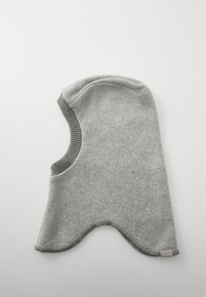 Balaclava in pile grigio con bordatura in grigio a costine, caratterizzata da una superficie liscia e forma arrotondata, progettata per coprire testa e collo.