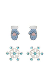 Blå glittriga vantar med rosa hjärtan, kombinerat med silverörhängen i form av snöflingor med blå ädelstenar. Båda designerna betonar vintertemat.