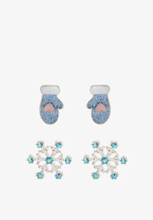 Des mitaines bleues pailletées avec des cœurs roses, accompagnées de boucles d'oreilles en forme de flocon de neige argenté ornées de pierres précieuses bleues. Les deux designs mettent en avant des thèmes d'hiver.