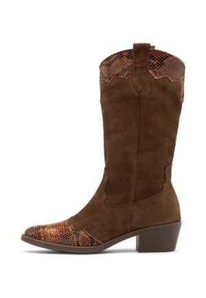 Brązowy zamszowy but cowboy z teksturowaną skórzaną cholewą w wzór węża, spiczastym czubkiem, wycięciami w kształcie łuku oraz niskim, blokowym obcasem.